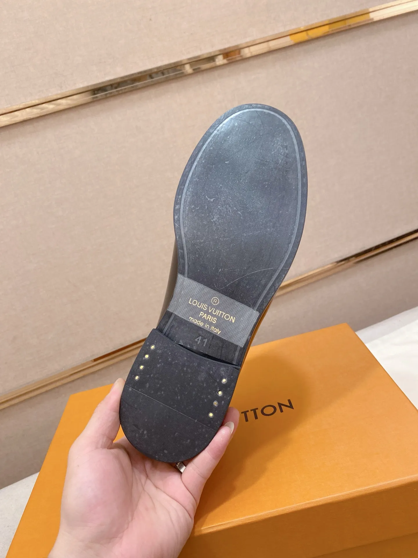 Factory price: 700💰Louis Vuitton LV men's classic Oxford shoes, men's business formal boutique leather shoes, classic model, exquisite almond kernel toe, ultimate art, the whole shoe is made of imported cow leather (open edge beads), carefully selected, fine pores, excellent gloss, soft texture, strong toughness, durable and not easy to deform, apricot calf leather lining, soft and comfortable, sweat-absorbent and breathable. Composite rubber backing at the heel. The front and rear outsole are nailed and reinforced, making them non-slip and wear-resistant. Made with Goodyear craftsmanship, the shoe shape is excellent, light and luxurious, and can be worn in all kinds of formal occasions! Original box and dust bag packaging! Size: 39-44 (38.45. Customized)